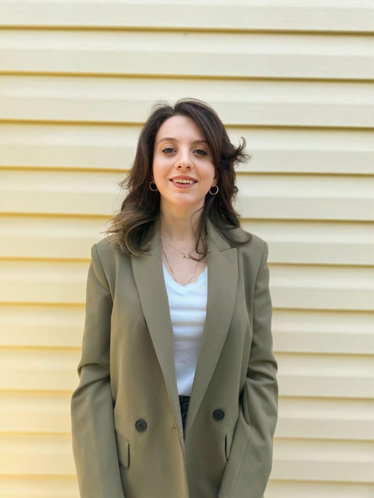Psikolog Elif Özer Portresi